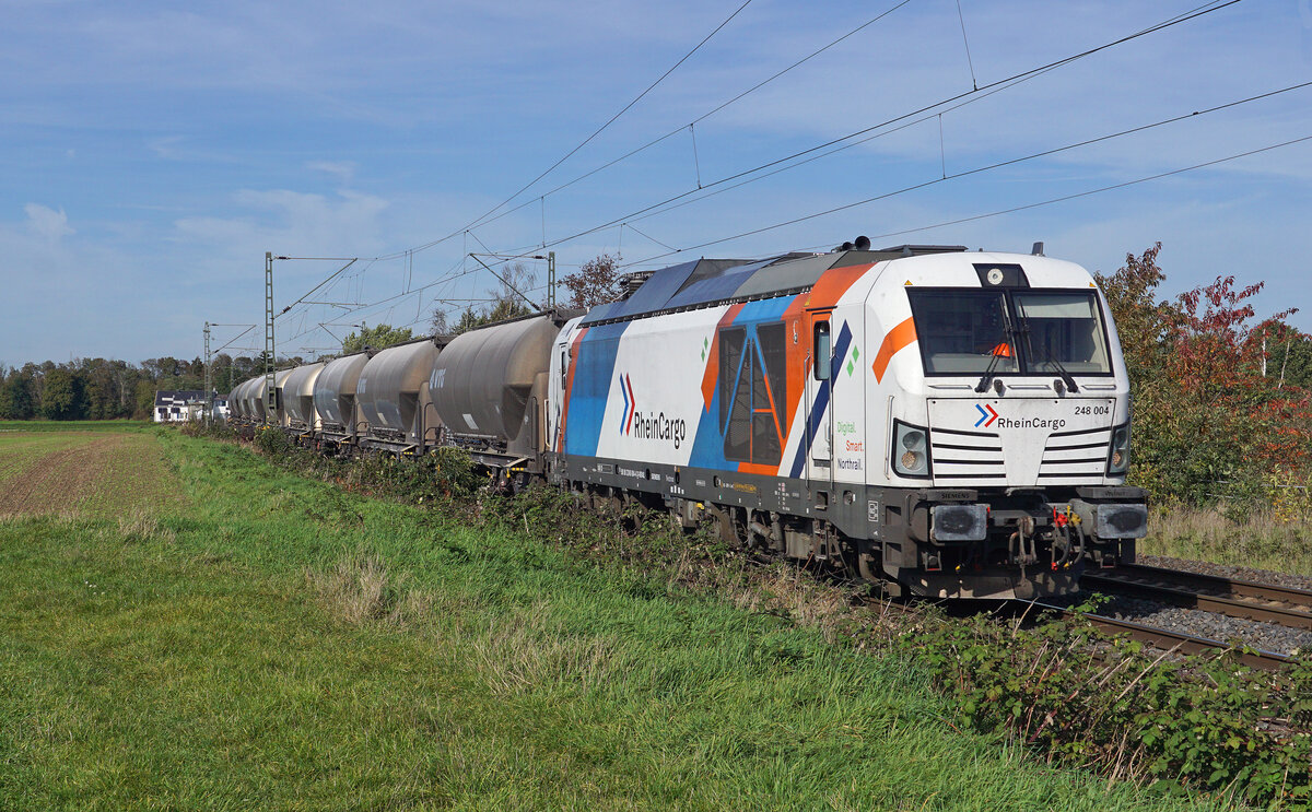 Northrail Lokomotive 248 004 (im Dieselmodus), vermietet an RheinCargo f�hrt mit einem Silowagenzug am 15.10.2026 durch Kaarst.