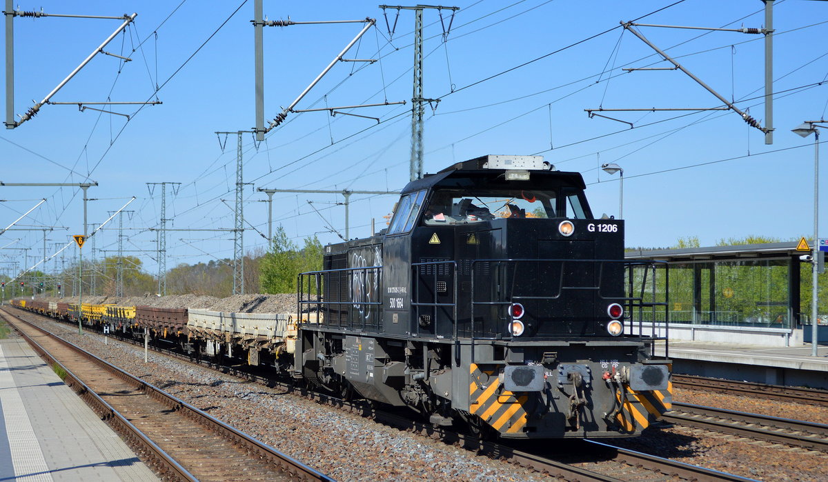 Northrail MaK G 1206 mit ihrer 500 1664 (NVR:  92 80 1276 026-2 D-NRAIL ) nd einem Zug mit Drehgestell-Flachwagen mit altem Gleisschotter am 23.04.20 BF. Golm (Potsdam).