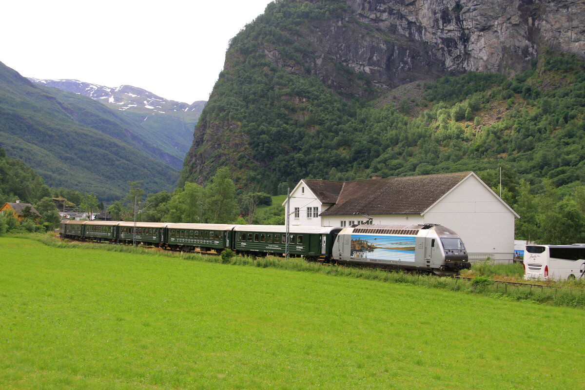 Norwegen
Der von den Lokomotiven 2250 und 2252 der Fl�mbahn gezogene Pendelzug Myrdal–Fl�m beendet seine Abfahrt und erreicht das Dorf Fl�m.
Diese kurze, 20 Kilometer lange Strecke weist eine Steigung von �ber 800 Metern auf und z�hlt zu den beliebtesten Touristenattraktionen Norwegens.
30/6/2026