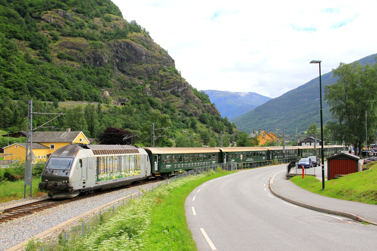 Norwegen
Der von den Lokomotiven 2251 und 2253 der Fl�mbahn gezogene Pendelzug Fl�m - Myrdal beendet seine Abfahrt und verlasst das Bahnhof Fl�m.
Diese kurze, 20 Kilometer lange Strecke weist eine Steigung von �ber 800 Metern auf und z�hlt zu den beliebtesten Touristenattraktionen Norwegens.
30/6/2026