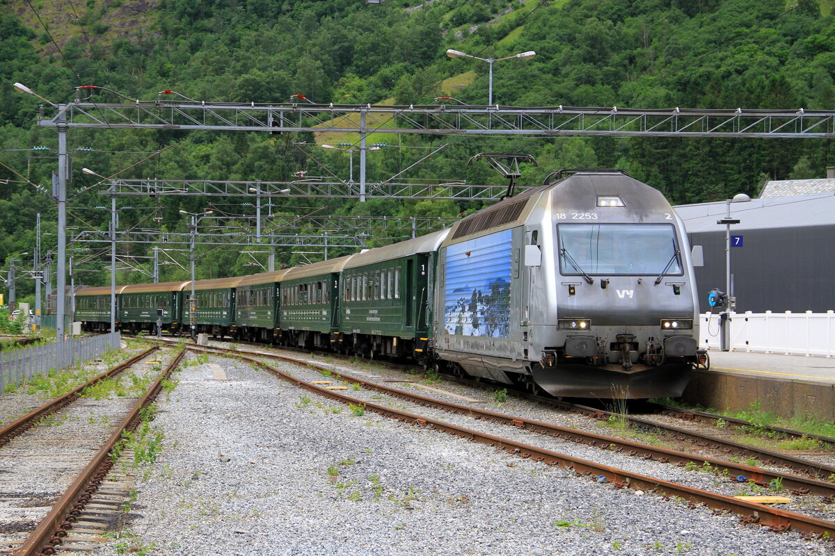 Norwegen
Der von den Lokomotiven 2253 und 2251 der Fl�mbahn gezogene Pendelzug Myrdal–Fl�m beendet seine Abfahrt und erreicht das Bahnhof Fl�m.
Diese kurze, 20 Kilometer lange Strecke weist eine Steigung von �ber 800 Metern auf und z�hlt zu den beliebtesten Touristenattraktionen Norwegens.
30/6/2026