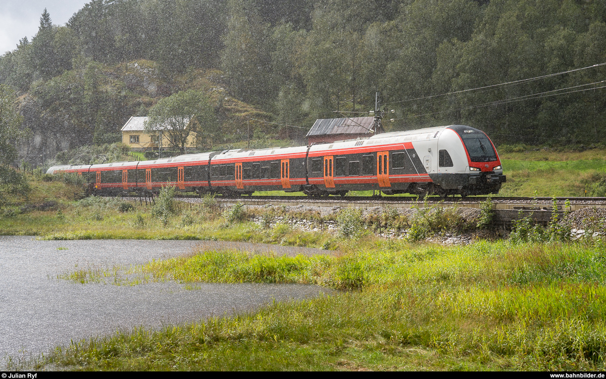 Norwegisches Wetter in einem Bild: Manchmal regnet es, manchmal scheint die Sonne, und manchmal beides gleichzeitig. BM 75 163 als Lokaltog Bergen - Voss am 22. August 2019 zwischen Stanghelle und Dale.