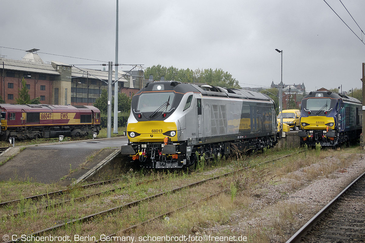 Norwich, fabrikneue Class 68 Dieselloks No. 68013 für  Chiltern Rail , und DRS (Direct Rail Services) No.68009, EWS Class 66 Diesellok No. 66047 dahinter rangierend. September 2014