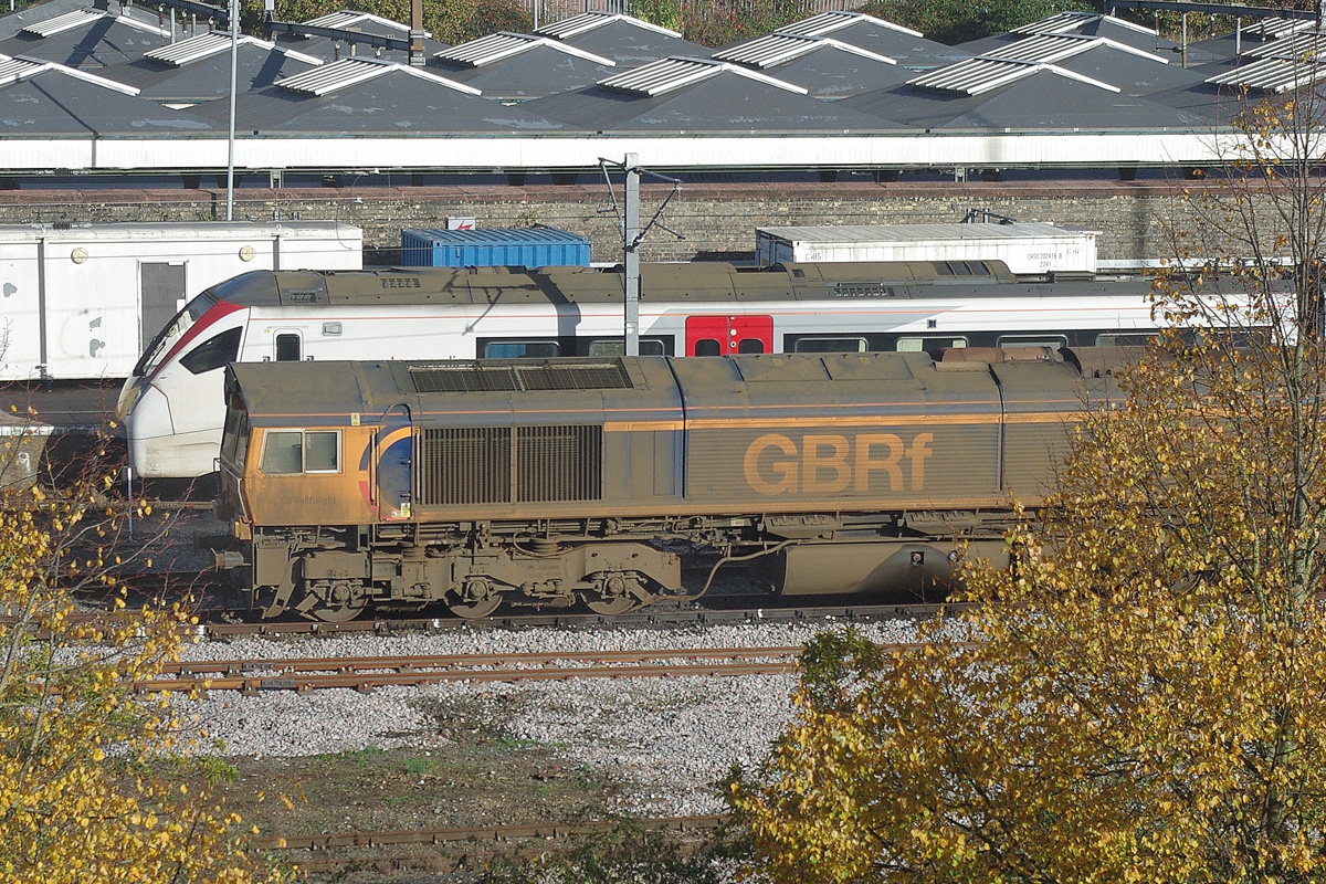 Norwich,  GBRf  Class 66 Diesellok # 66753 mit dem Rail Head Treatment Train, Greater Anglia Trains Class 755. 06. November 2023