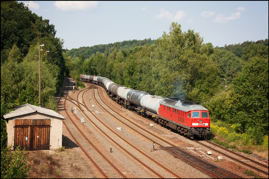 Nossen am 15.08.2013. Einer der letzten Kesselzüge zum Tanklager Räsa mit Ludmilla Bespannung. Die 241er sind hier schon abgeschafft und so zieht die 233 510 einen Leerkessel in den Bahnhof Nossen. Zwei Tage später übernahmen dann die 261er diese Leistung.