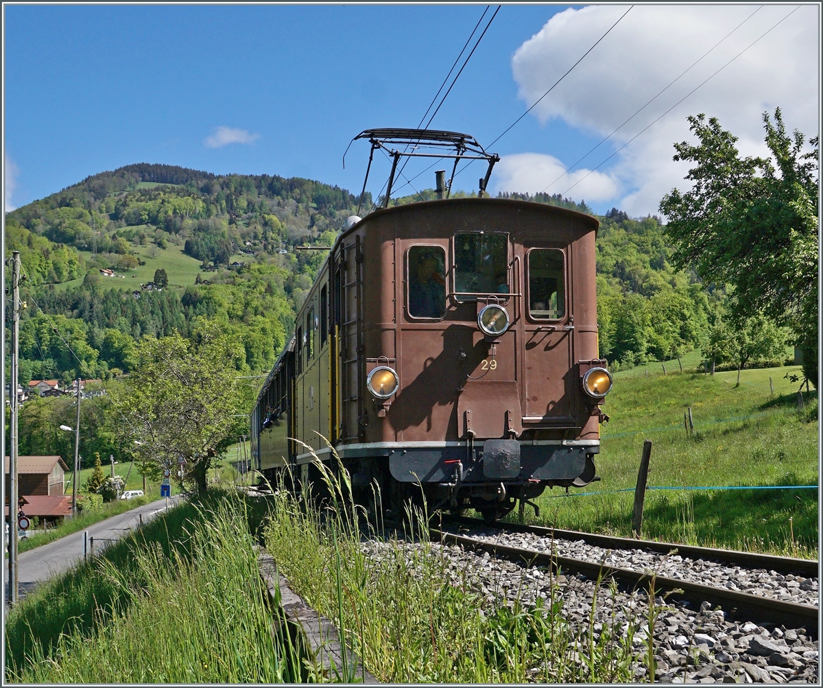  Nostalgie & Vapeur 2021  /  Nostalgie & Dampf 2021  - so das Thema des diesjährigen Pfingstfestivals der Blonay-Chamby Bahn. Die BOB HGe 3/3 29 hat Cornaux nach einem kurzen Halt verlassen und fährt nun in Richtung Chamby weiter. 

22. Mai 2021