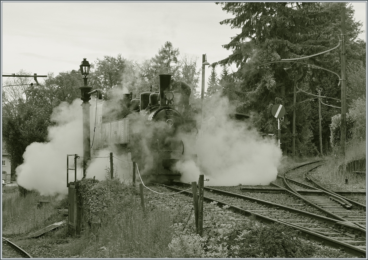  Nostalgie & Vapeur 2021  /  Nostalgie & Dampf 2021  - so das Thema des diesjährigen Pfingstfestivals der Blonay-Chamby Bahn, wobei dieses Bild für die Faszination  Dampf  steht, aber auch ein Dankeschön an all jene darstellt, dies es ermöglichen, solche Szene heute noch erleben zu können. 
Die G 2x 2/2 105 wird in Chaulin für die nächste Fahrt vorbereitet.

22. Mai 2021