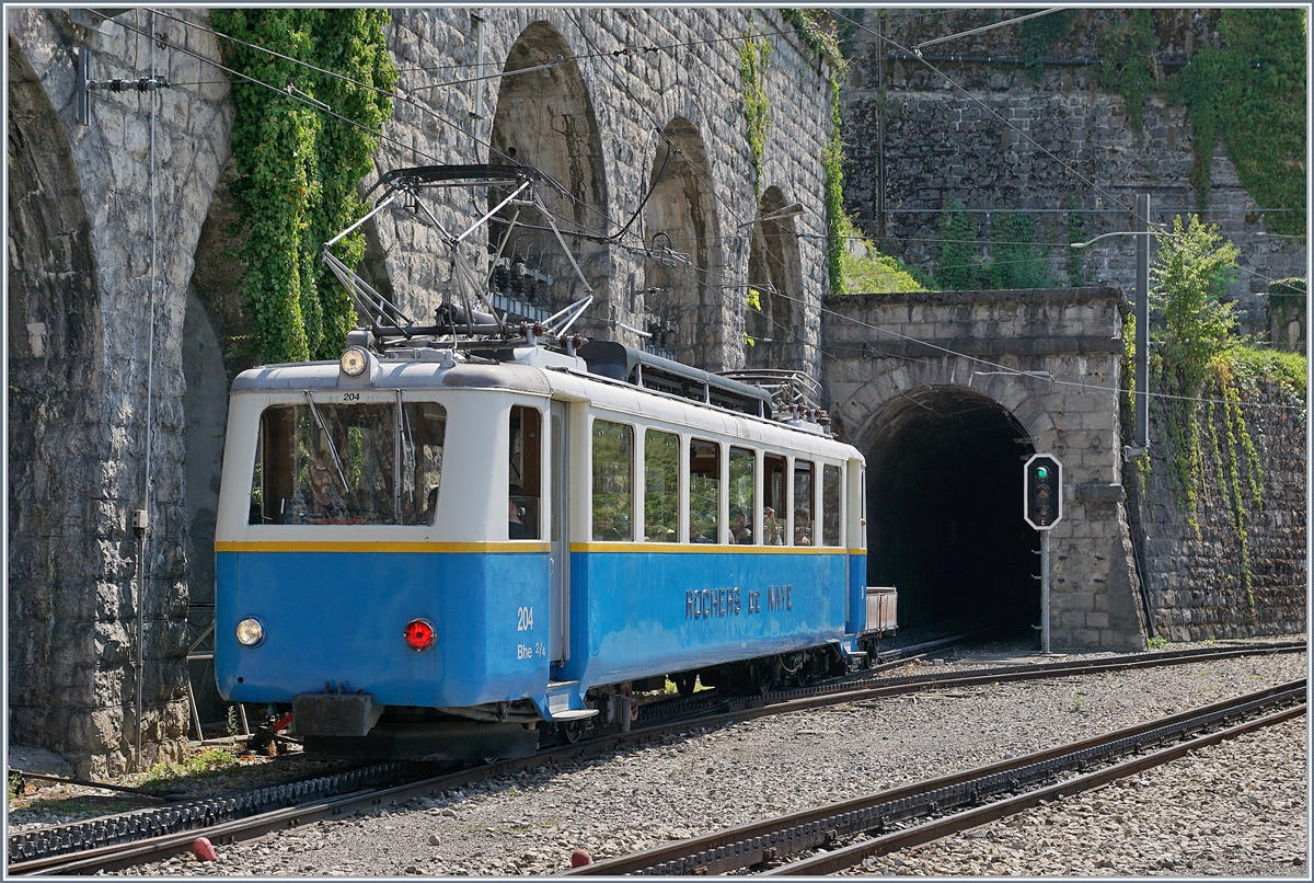 Nostalgie am Genfersee - eigentlich die Aufgabe der Blonay-Chamby Bahn, doch das Monopol hat sie nicht: In Montreux staunte ich doch sehr, dass der MVR Regionalzug 3365 zum Rochers de Naye mit dem Bhe 2/4 204 geführt wurde!
Gerne wäre ich eingestiegen und mitgefahren, hätte ich nicht noch weitere, nostalgische und interessante Sujets entdeckt...
21. August 2018