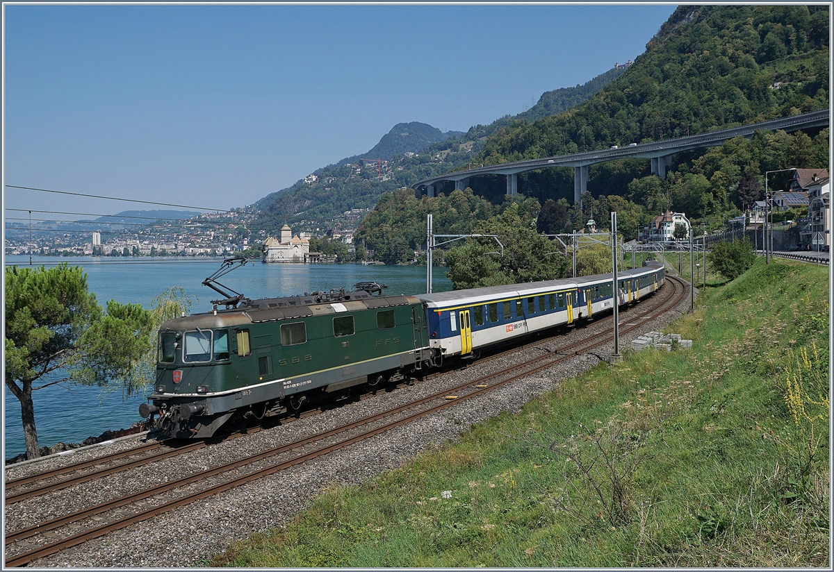 Nostalgie am Genfersee - eigentlich die Aufgabe der Blonay-Chamby Bahn, doch das Monopol hat sie nicht: die SBB Re 4/4 II 11161 und eine weitere Re 4/4 II befördern ihren EW I Dispozug 1716 von Brig nach Genève Aéroport und passieren kurz nach Villeneuve das Château de Chillon. Diese Komposition ist seit einigen Tagen in einem IR90 Umlauf und überrascht in diesen schönen August Sommertagen aufs Eindrücklichste die Fahrgäste mit seinem  nostalgischen Flaire einer gar noch nicht so lange vergangenen Zeit.
21. August 2018