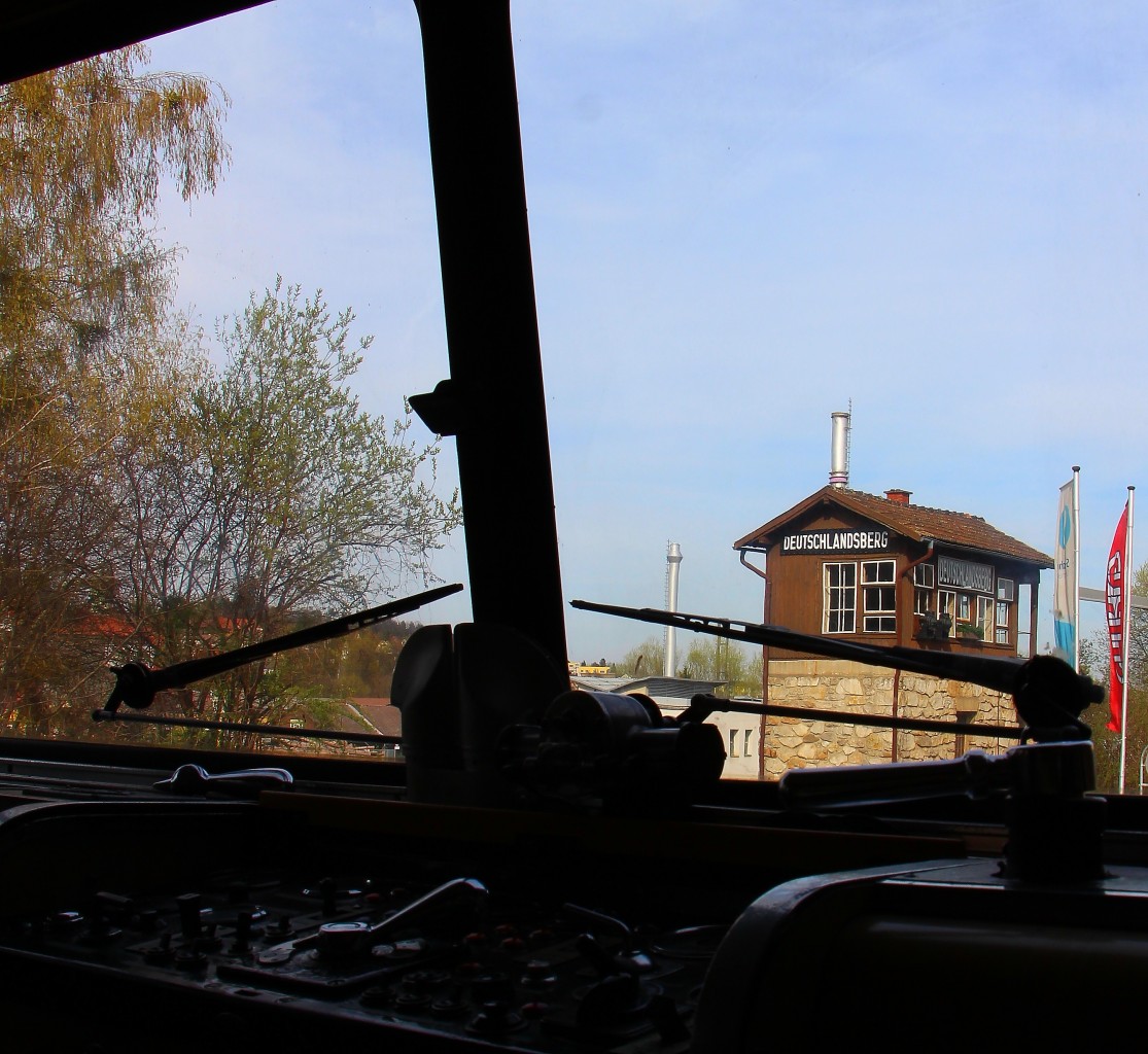 Nostalgie Pur am Bahnhof Deutschlandsberg. Zumindest für einige Augenblicke konnte man sich zurückversetzen wie es noch vor einigen Jahrzehnten Üblich war. Im Zuge einer Sonderfahrt kam der Ürdinger Schienenbus VT10.02 auch der  ROTE BLITZ  genannt, der Graz Köflacher Eisenbahn nach Deutschlandsberg. Zwischen den stark frequentierten Güterverkehren der letzten Wochen und Monate ist der Kurzbesuch eine nette Abwechslung 
21.03.2014