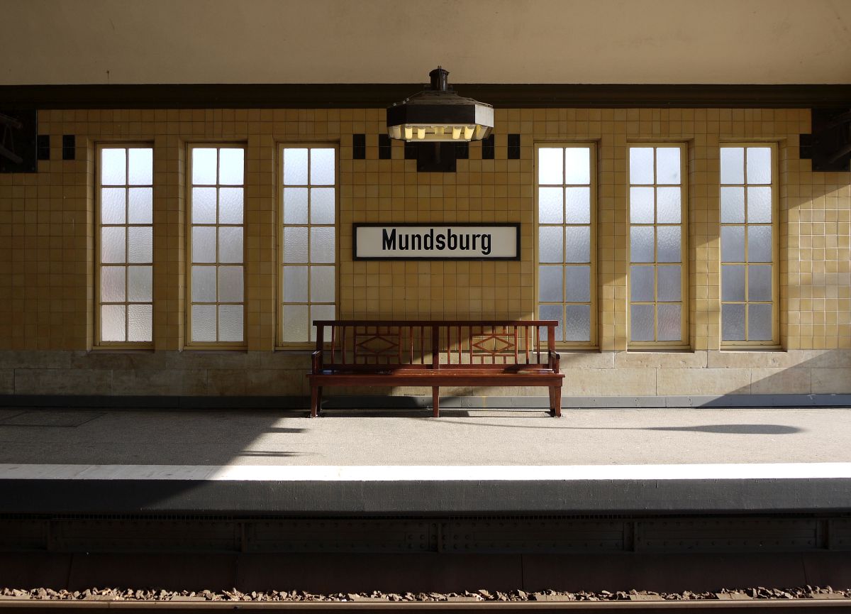 Nostalgie pur: Bahnsteig der Hamburger Hochbahn-Haltestelle  Mundsburg . 13.3.2014
