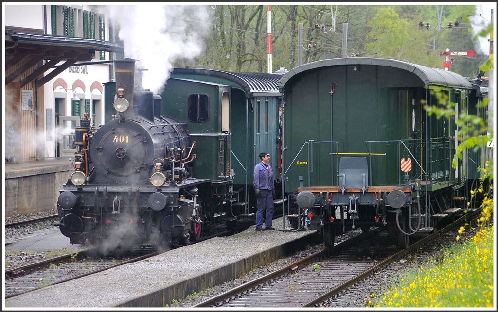 Nostalgie pur im Museumsbahnhof Bäretswil.E3/3 401  Bauma  kommt uns entgegen. (03.05.2015)