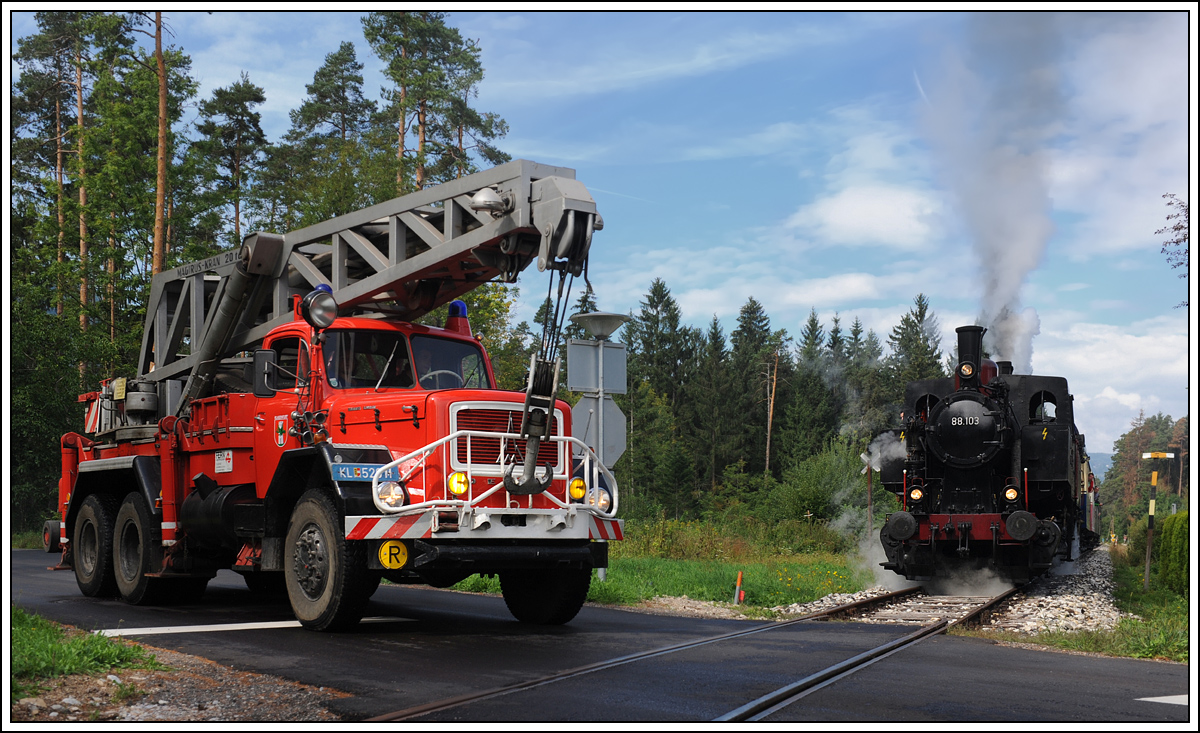 Nostalgie Total 2013 – 20 Jahre Museum Historama. Kurz vor Ferlach hatte am 1.9.2013 der Oldtimerkonvoi von Weizelsdorf nach Ferlach bei der Eisenbahnkreuzung im Waldeinschnitt kurz vor Ferlach Vorrang.

http://www.nostalgiebahn.at/