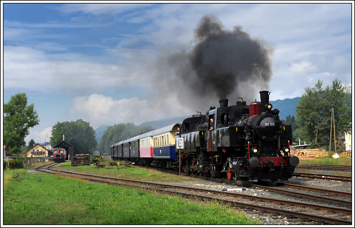 Nostalgie Total – 20 Jahre Museum Historama: Das grte Oldtimerfest Krntens auf Strae und Schiene ging am 1. September 2013 in Ferlach ber die Bhne. Den Auftakt machten 88.103 als Vorspann vor 93.1332 mit dem ersten „Planzug“ von Weizelsdorf nach Ferlach. Die Aufnahme zeigt den Zug bei der Ausfahrt aus Weizelsdorf.

http://www.nostalgiebahn.at/