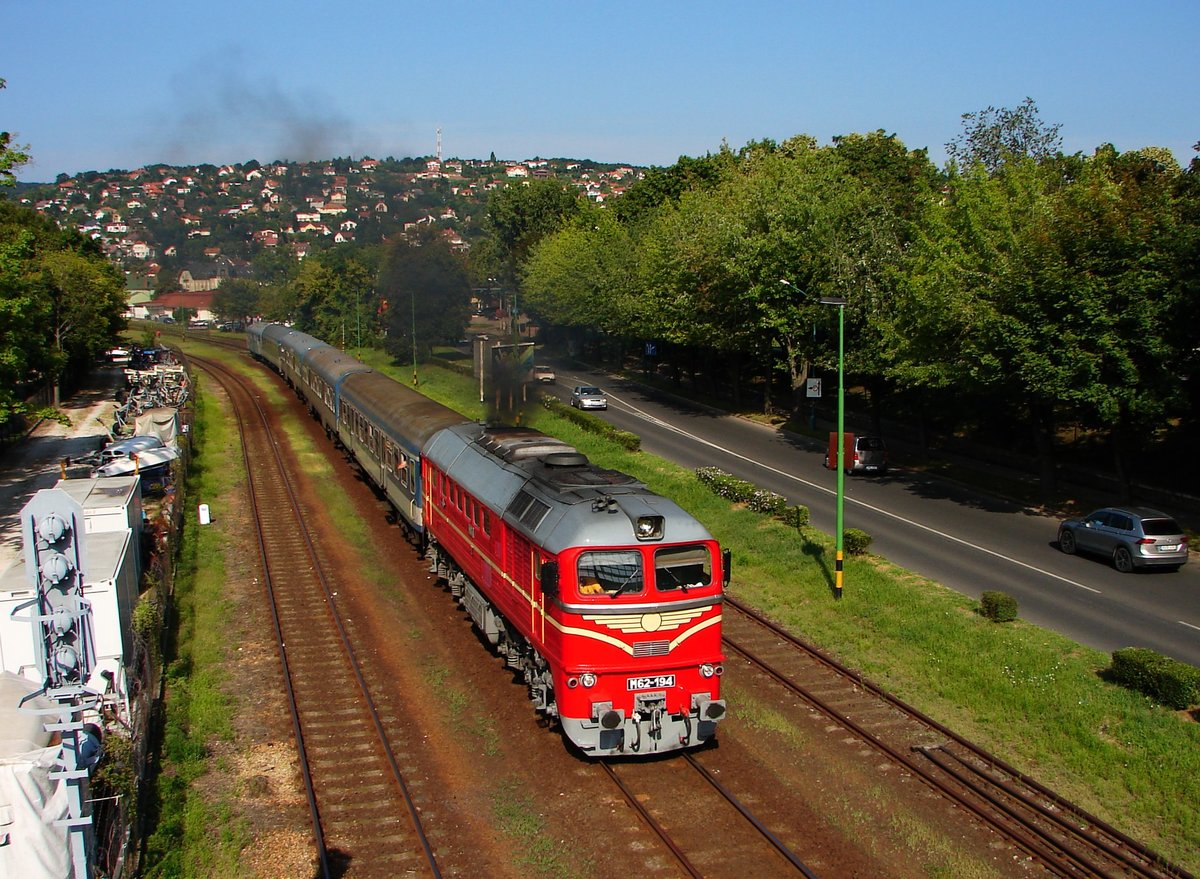 Nostalgie-Wochenende am Plattensee! Die retrolackierte M62 194-er Taigatrommel (in Ungarn ist Szergej) mit dem Zug 19707 bei der Abfahrt von Bf. Balatonalmádi.
29.07.2018.