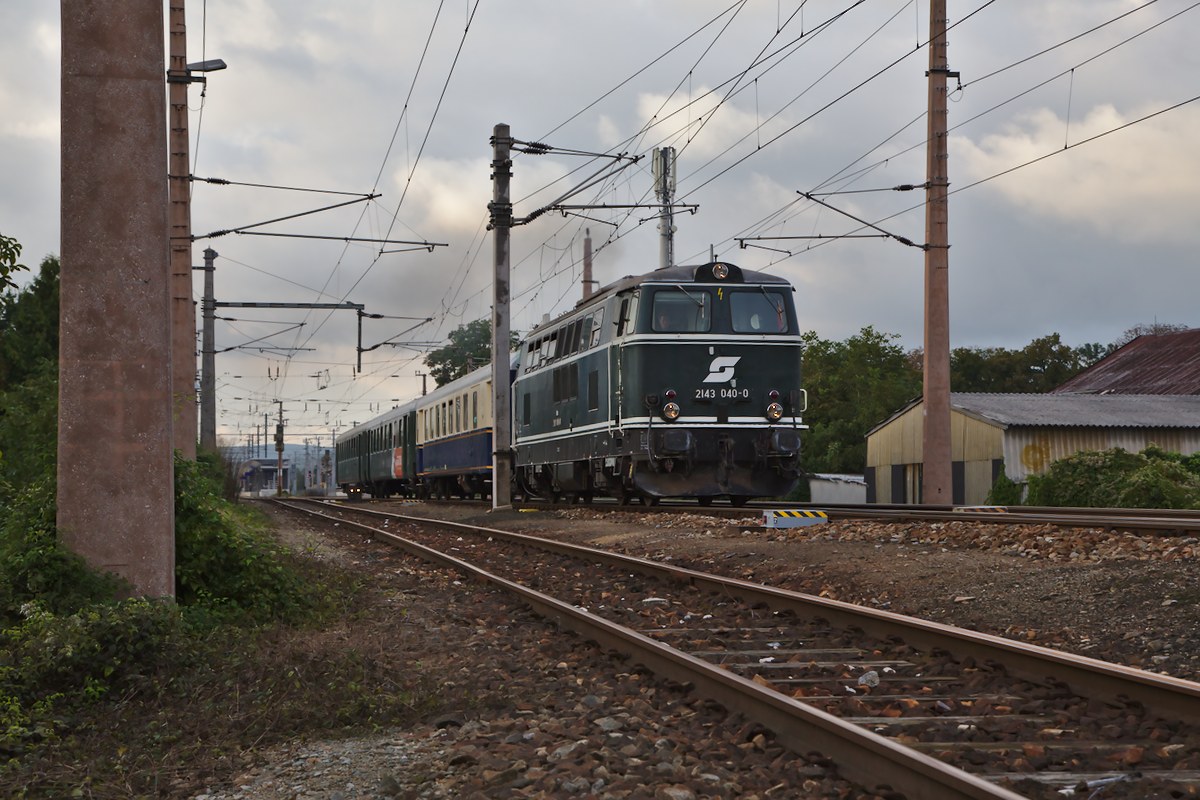 Nostalgieexpress Leiser Berge auf der Rückfahrt nach Wien Praterstern. An diesem Wochenende bespannte endlich wieder die grüne 2143.40 den Zug. (14.09.2014)