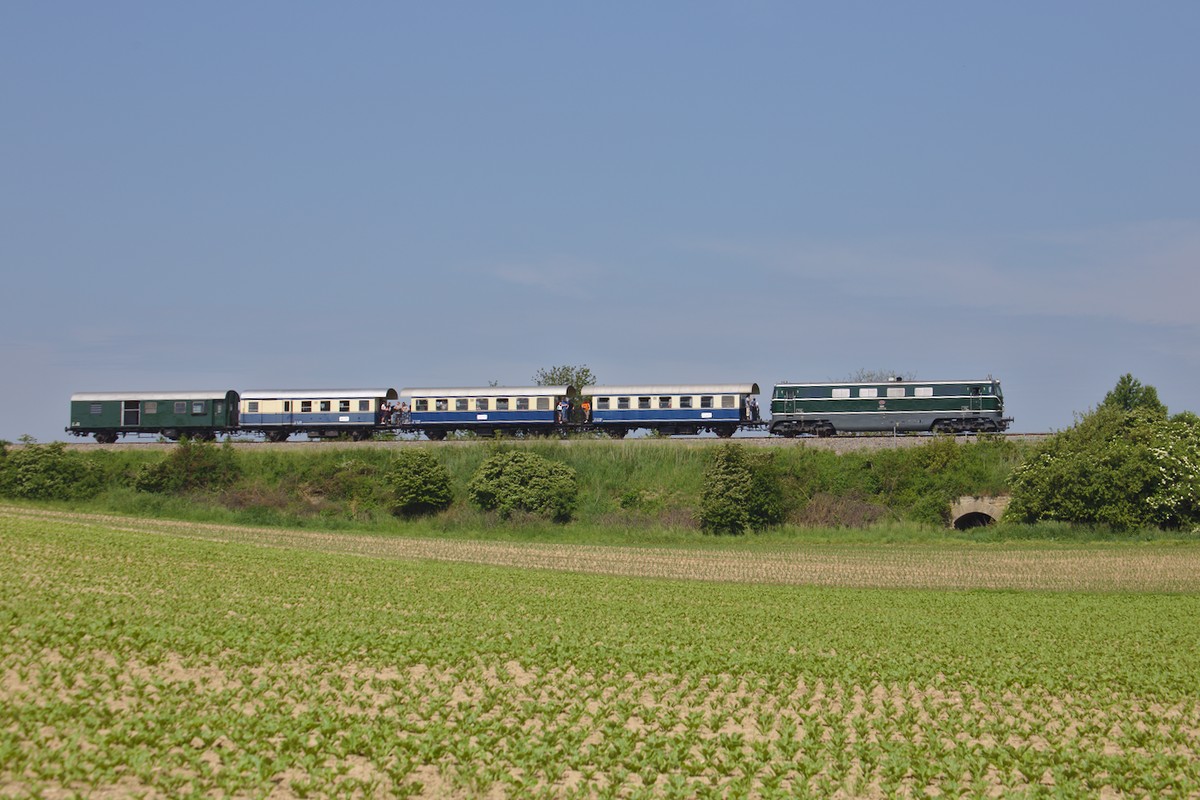 Nostalgieexpress Leiser Berge, hier ausnahmsweise mit der grünen 2050.05 bespannt, im Gleisbogen nach Hetzmannsdorf. (28.05.2016)