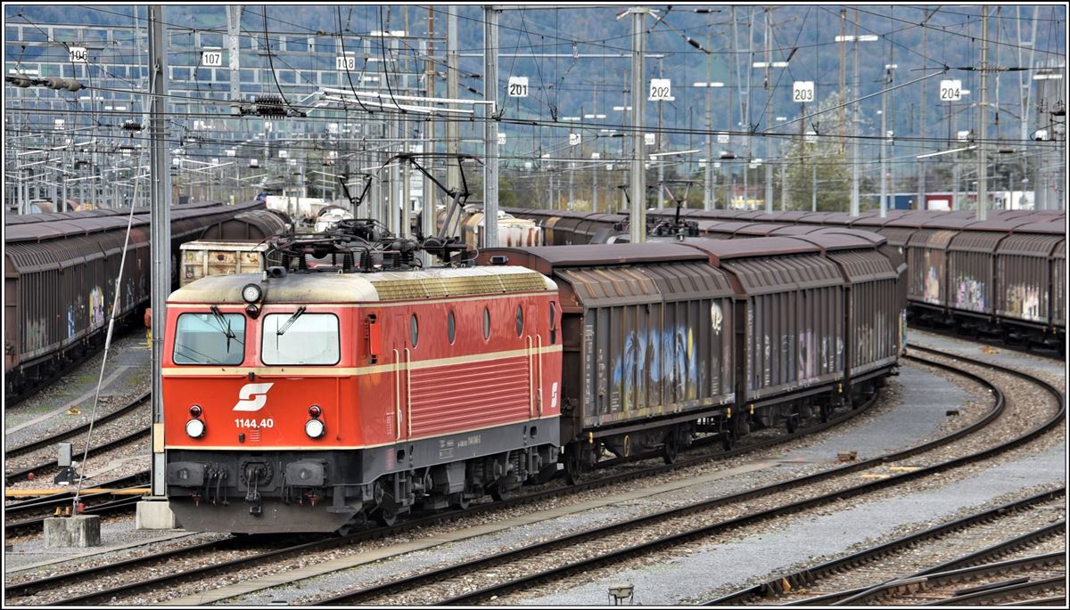 Nostalgielok 1144.40 mit einem RedBull-Zug in Buchs SG. (07.11.2019)