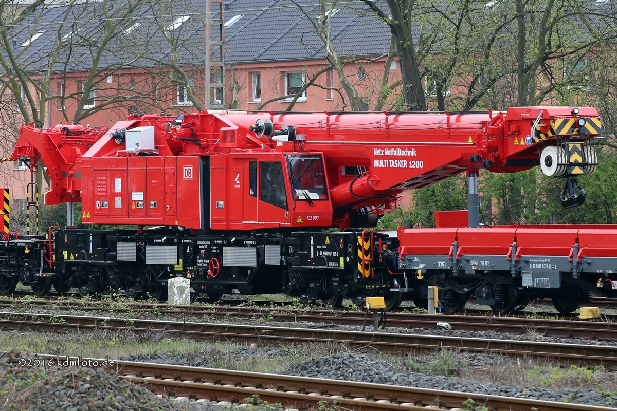 Notfallkran KRC1200 (Multi Tasker 1200) 732 003 der DB Netz Notfalltechnik.
Stationiert ist der Notfallkran (D-DB 99 80 9471 003) im Bahnhofsbereich in Wanne-Eickel. Foto vom 13.04.2016.
•	max. Tragfähigkeit (abgestützt): 160 Tonnen
•	max. Tragfähigkeit (freistehend): 109 Tonnen
•	Länge über Puffer: 15 m
•	max. Achslast: 13,9 Tonnen
•	Gesamtgewicht: 111 Tonnen
•	max. Geschwindigkeit (Schleppfahrt): 100 km/h
•	max. Geschwindigkeit (Eigenfahrt): 19 km/h