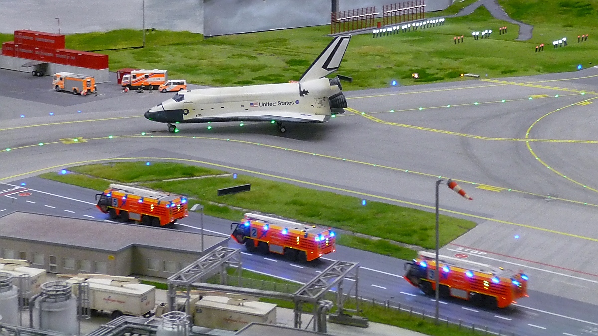 Notlandung des Space Shuttles auf dem MiWuLa Airport Hamburg, 8.9.15
Doch wie soll es ohne Startrakete jemals wieder abheben?
