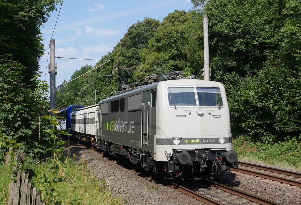 Notschlachtung: railadventure 111 029-5 (91 80 6 111 029-5 RADVE) schleppt einen Stadler Dosto Triebzug Mälartag S-ABTR 94 74 0701 643-7 ER1 von Hamburg kommend bei Fahrt durch Friedrichsruh; 12.08.2021
