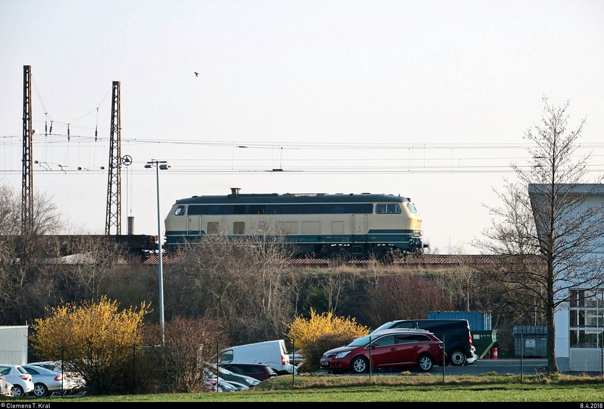 Notschuss auf 218 ??? mit Bundesbahn-Farbkleid als Schotterzug, der in Angersdorf auf der Bahnstrecke Halle–Hann. Münden (KBS 590) Richtung Teutschenthal fährt. [8.4.2018 | 18:05 Uhr]