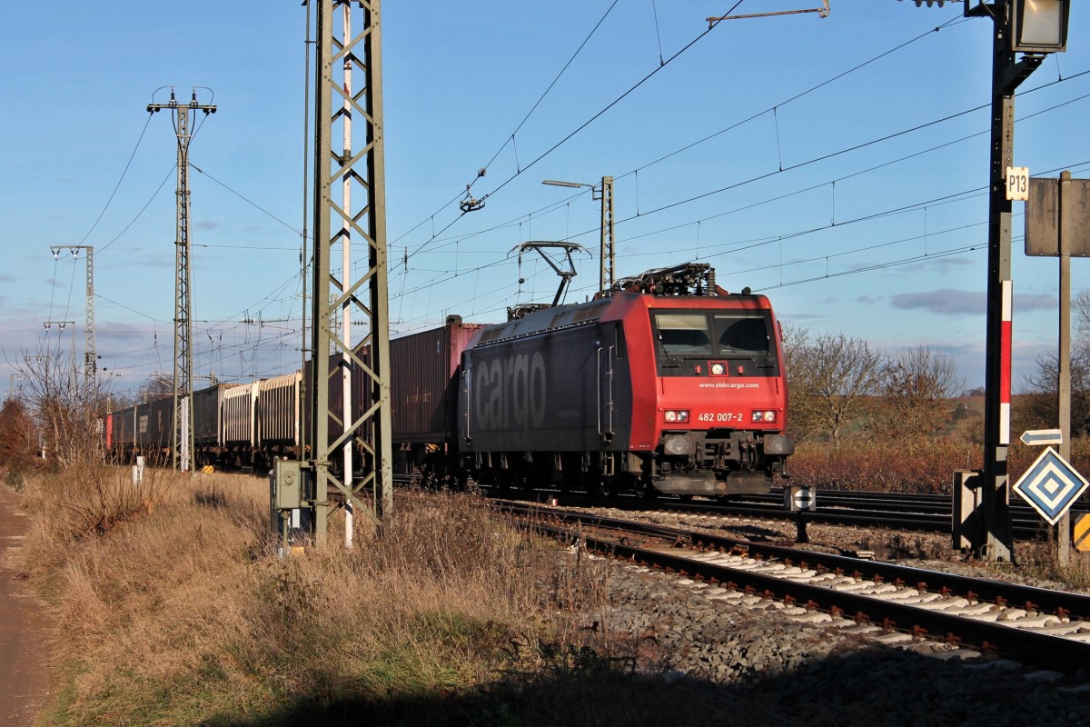Notschuss auf Re 482 007-2, als sie am 07.12.2013 mit einem Containerzug in Müllheim (Baden) gen Süden durch kam.