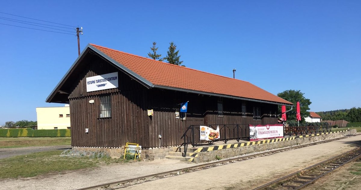 Nová Bystřice [2017-09-01]
Nová Bystřice (Neu Bistritz)ist die Endstation der Strecke von Jindřichův Hradec,  liegt auf dem historischen Gebiet Vitorazsko (Weitraer Gebiet), das das Gebiet Südostböhmens und die angrenzenden Regionen des heutigen Österreich umfasst. Noch vor der Besiedlung Nová  [2017Handelswege durch das Gebiet.