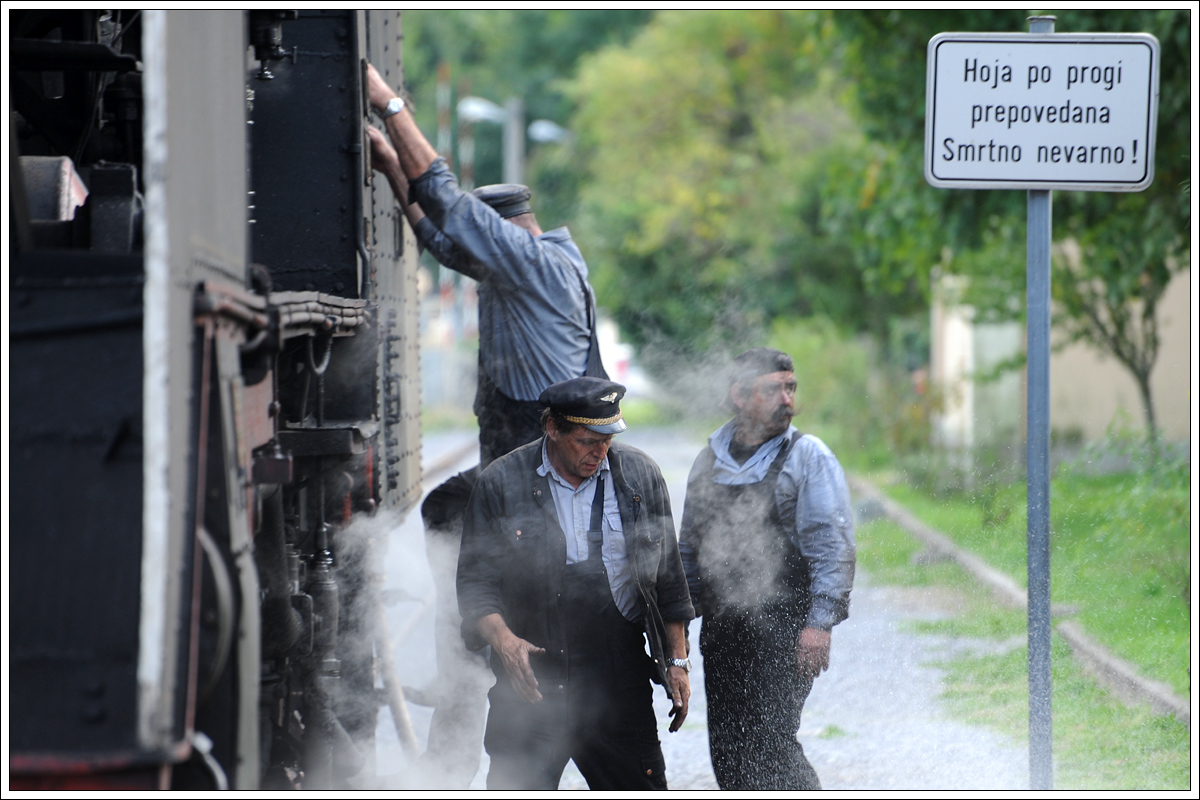Nova Gorica am 9.10.2015. Noch schnell die Lok versorgen, und dann kann auch das Personal von 06-018 in den wohlverdienten Feierabend gehen.