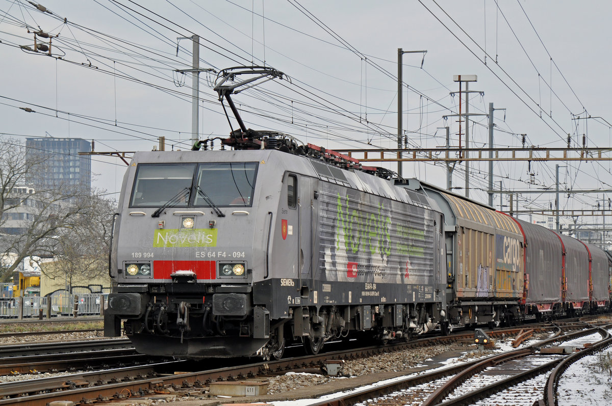 Novelis Lok 189 994-7 durchfährt den Bahnhof Pratteln. Die Aufnahme stammt vom 01.03.2018.