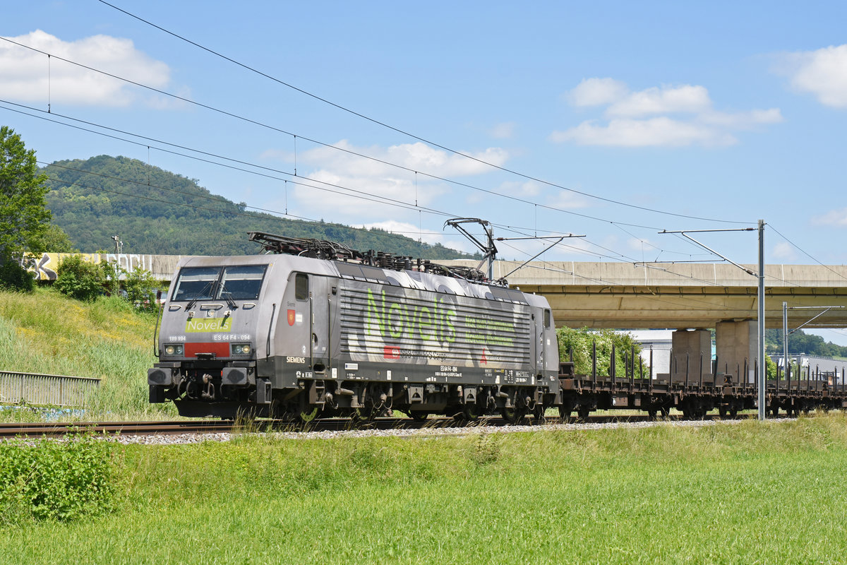 Novelis Lok 189 994-7 fährt Richtung Bahnhof Itingen. Die Aufnahme stammt vom 19.06.2018.