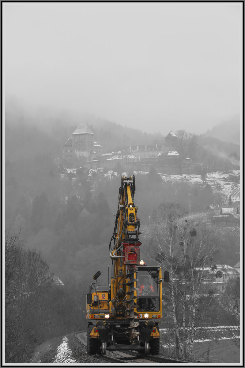 November Grau ist das Wetter nach den Schneefällen in dieser Woche geworden. 
Hier  flitzt  ein Gleisbagger mit seinem Bohrer auf die Leibenfelder Höhe hinauf. 
22.11.2018