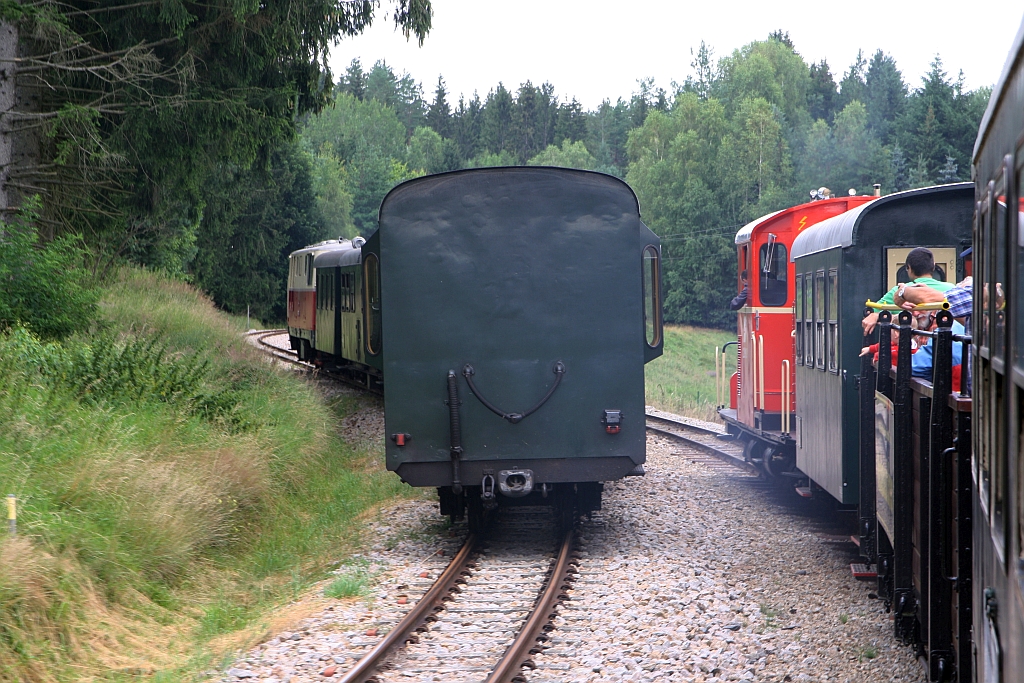 NOVOG 6505 als letztes Fahrzeug des R 16928 (Gmünd N.Ö. - Litschau) während der Parallelfahrt mit dem, von der WSV 2091.09 gezogenen, R 4 nach Heidenreichstein am 26.Juli 2020 kurz nach dem Bahnhof Alt Nagelberg.