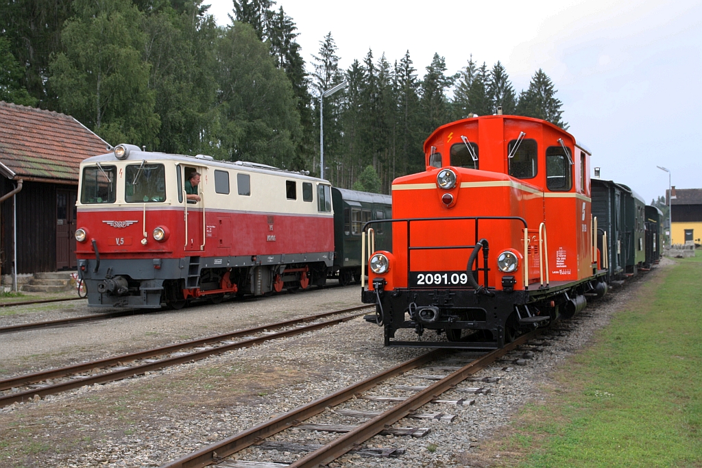 NOVOG V5 (ex ÖBB 2095.05) mit dem R 16927 (Litschau - Gmünd N.Ö.) und WSV 2091.09 mit dem R 2 am 26.Juli 2020 in Alt Nagelberg.