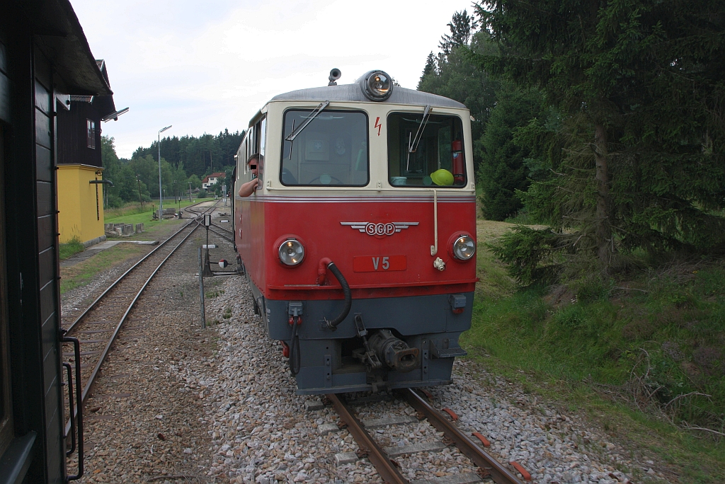 NOVOG V5 (ex ÖBB 2095.05) fährt am 26.Juli 2020 mit dem R 16928 (Gmünd N.Ö. - Litschau) aus dem Bahnhof Alt Nagelberg.