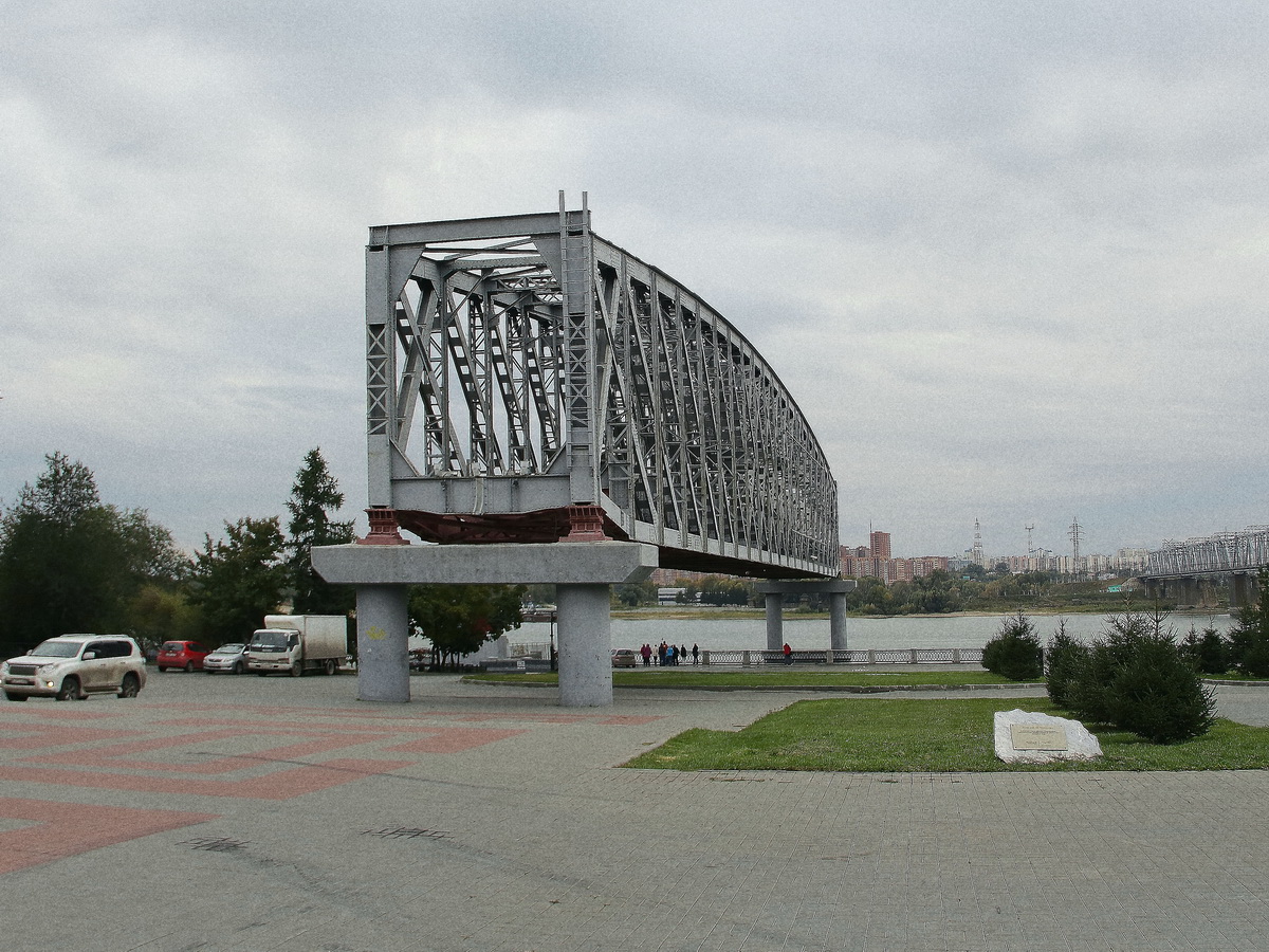 Nowosibirsk entstand an der Brücke der transsibirischen Eisenbahn. Einen Rest der alten Brücke ließ man bestehen, gesehen am 13. September 2017.