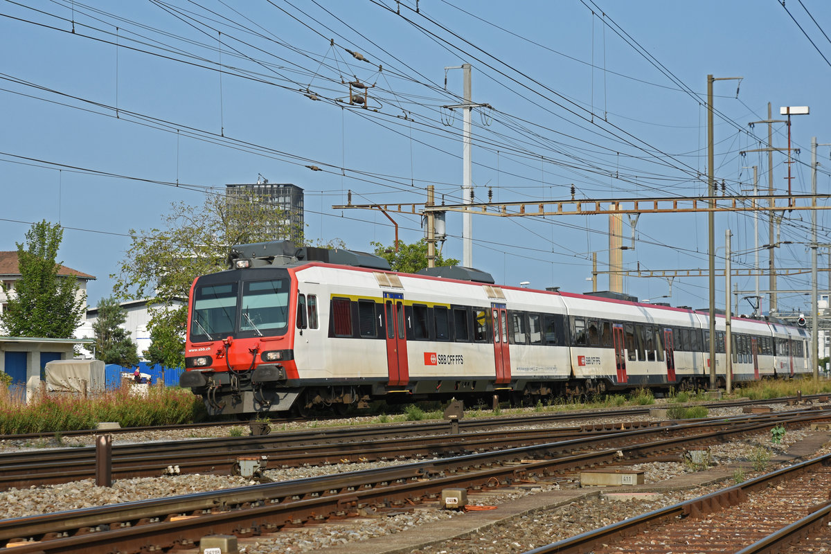 NPZ Domino ABt 50 85 39-43 831-9 durchfährt den Bahnhof Pratteln. Die Aufnahme stammt vom 28.08.2018.