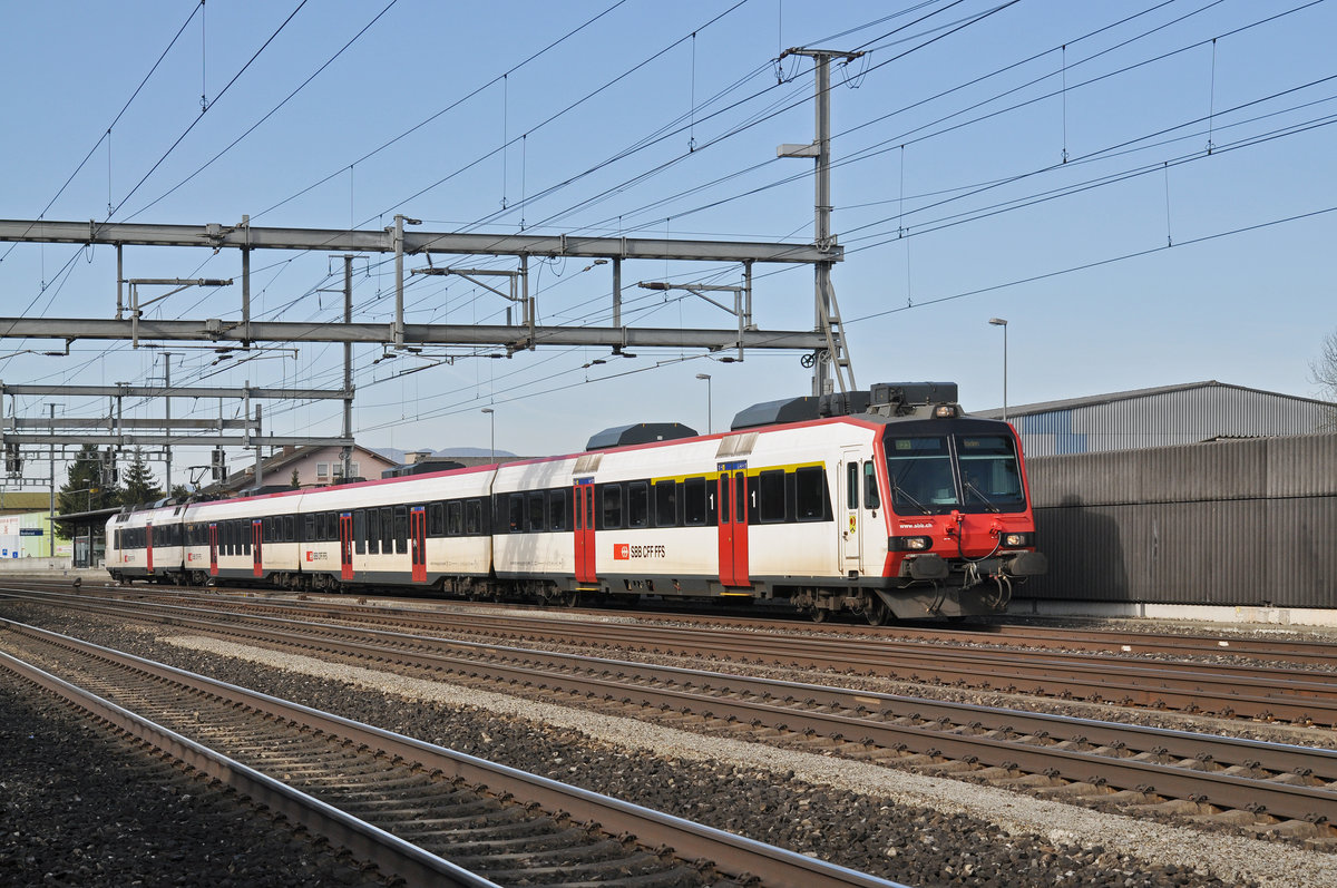 NPZ Domino, auf der S23, verlässt den Bahnhof Rothrist. Die Aufnahme stammt vom 11.03.2017.