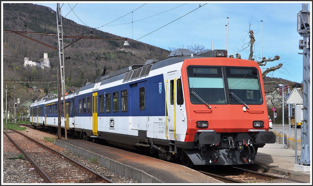 NPZ RBDe 207 der Oensingen-Balsthal-Bahn in Oensingen mit der Neu Bechburg im Hintergrund. (15.04.2015)