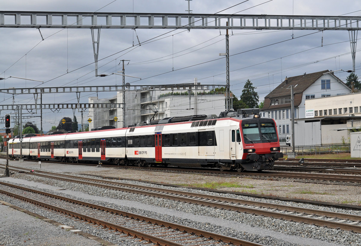 NPZ RBDe 560 Domino, auf der S8, fährt beim Bahnhof Zofingen ein. Die Aufnahme stammt vom 09.08.2016.