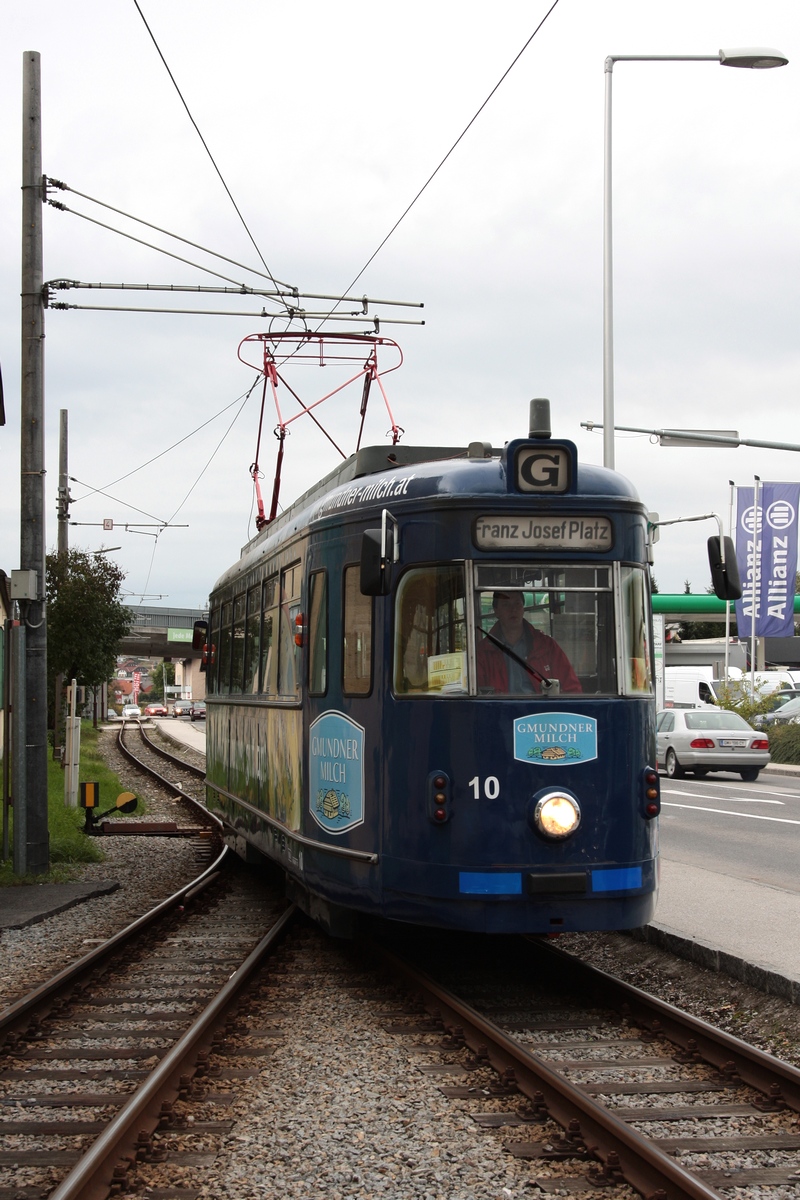 Nr. 10, ex Vestische Straßenbahn 341, Bauj. 1952, der Gmundener Straßenbahn beim Umsetzen an der Hst. Gmundener Keramik am 12.10.2011.