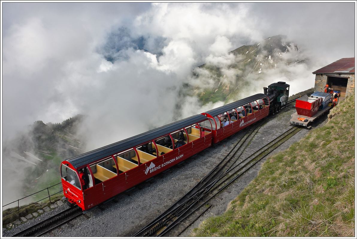 Nr 15 erscheint mit dem zweiten Zug und die Talsicht wird langsam besser. (20.06.2016)