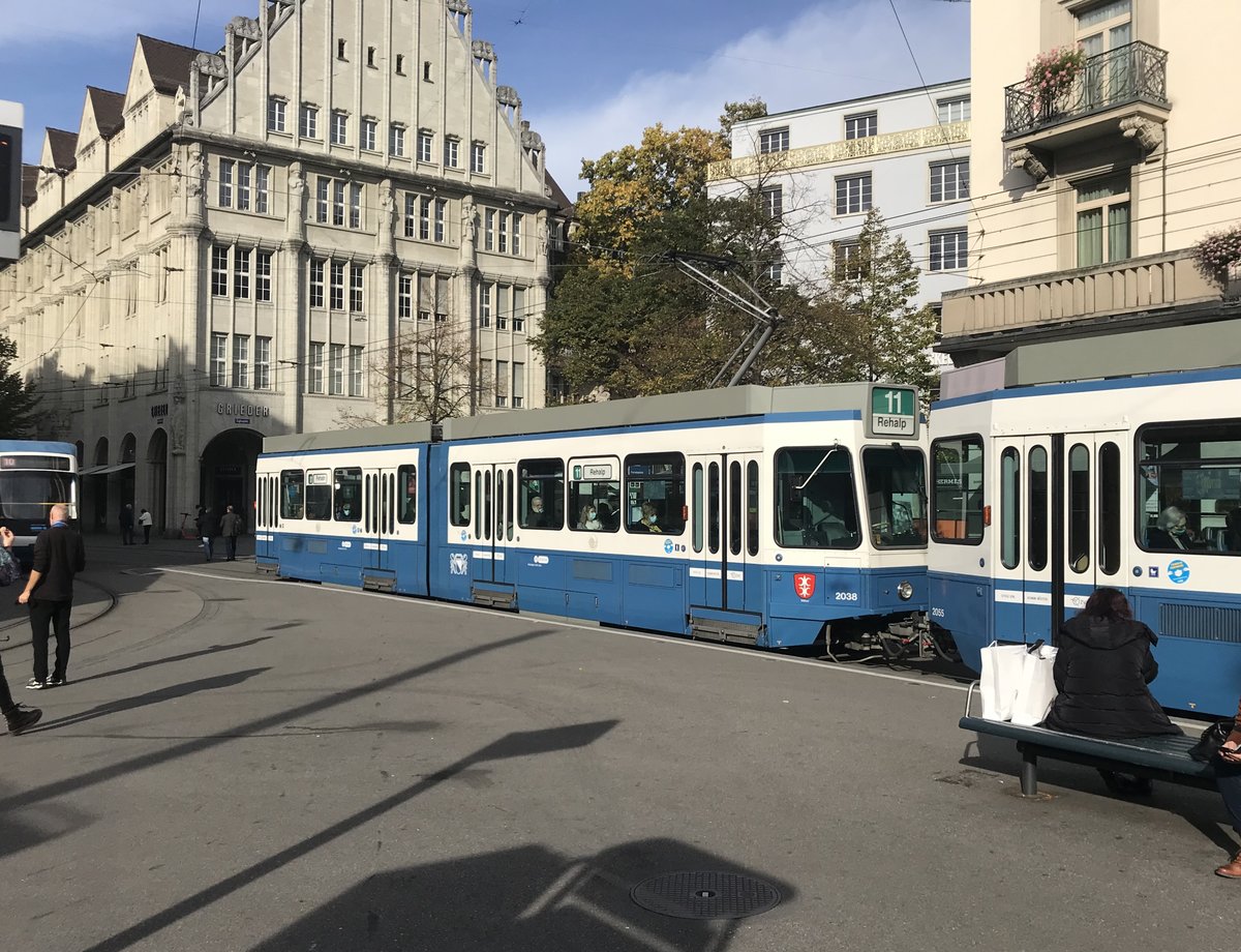Nr. 2038 „Witikon“ unterwegs als TW 2 auf der Linie 11 am Paradeplatz. Datum: 20. 10. 2020