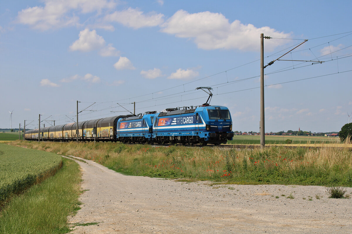 NRail 192 016-4 und 192 015-6 sind für RTB Cargo mit einem Autozug bei Uffenheim unterwegs in Richtung Ansbach. (20.06.2023)