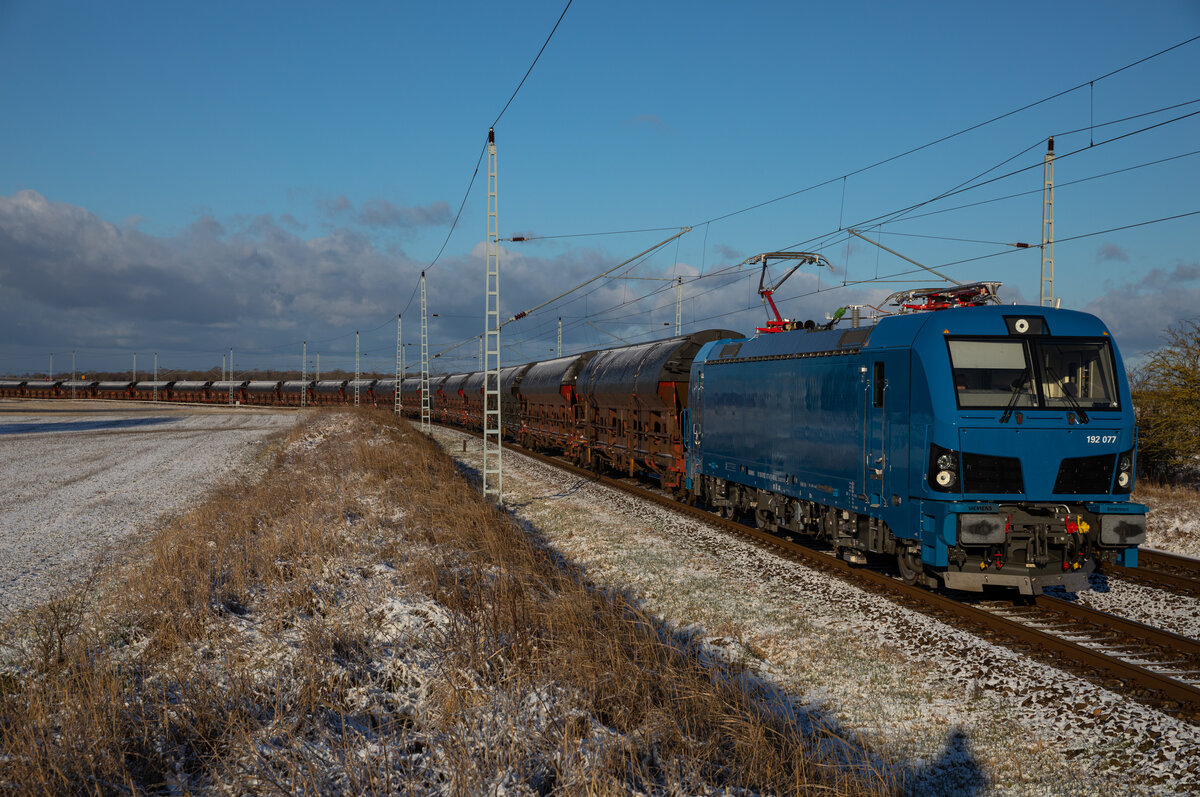NRAIL 192 077 am 28.03.2023 mit Getreidezug bei Zirkow Hof.

