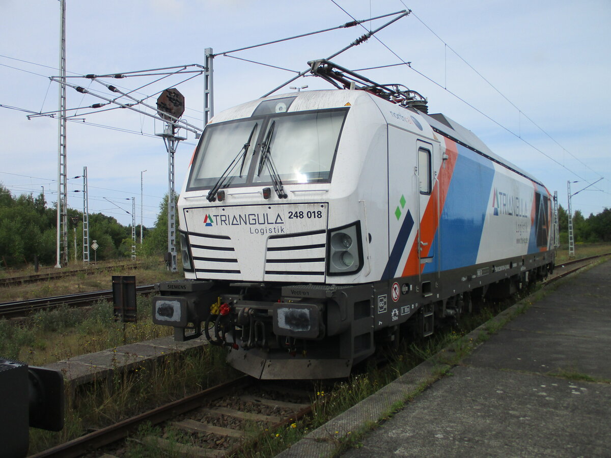 NRail 248 018 hatte eine Leistung nach Mukran,bis zur Rückfahrt stand die Lok,am 22.August 2022,am Bahnsteig,in Mukran Mitte.