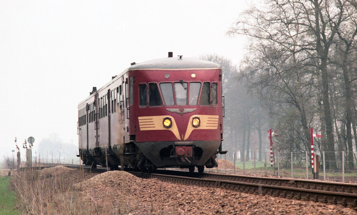 NS 101 als Zug 7754 (Winterswijk - Arnhem) bei km 17.3 nahe Lintelo am 31.03.1981. Den Bahnübergang im Hintergrund gibt es aktuell nicht mehr. Scan (Bild 92265, Kodacolor400).