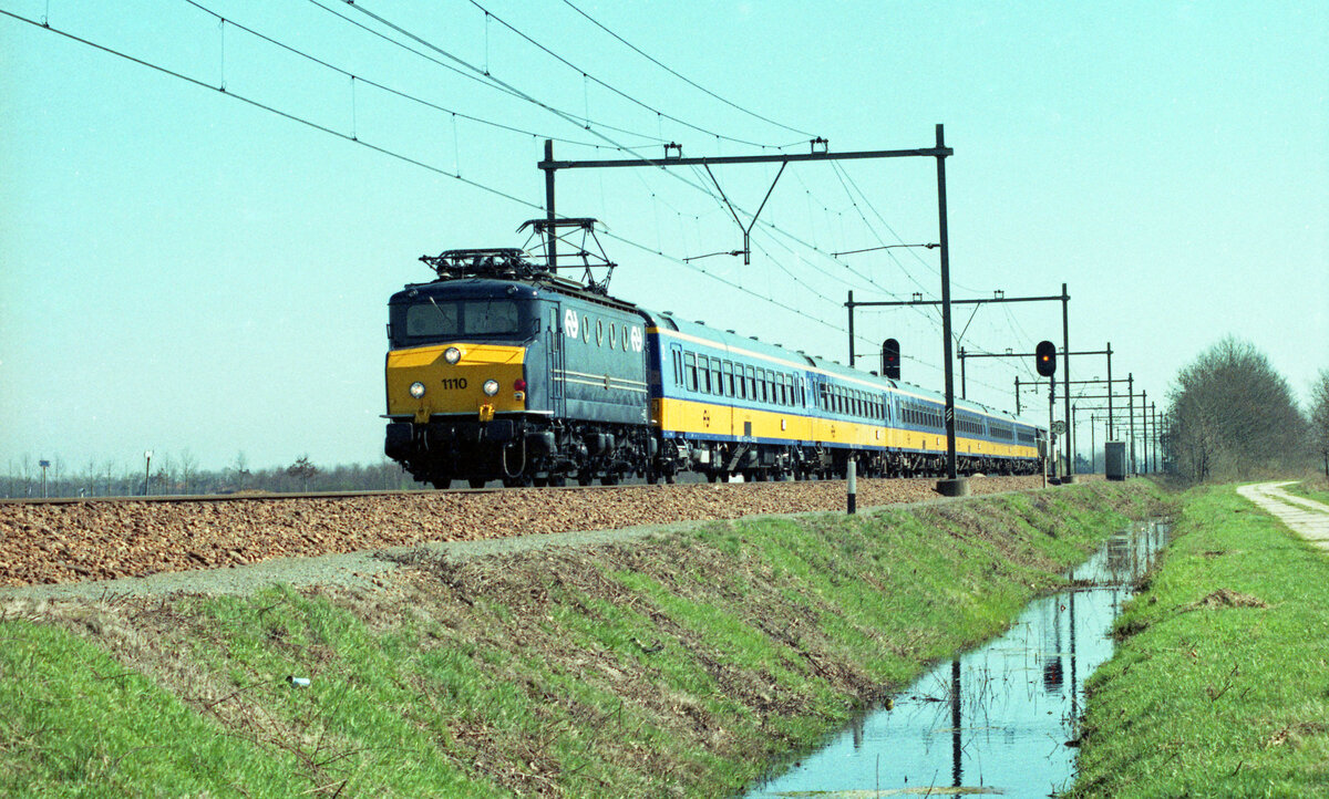 NS 1110 mit IC-2508 von K�ln Hbf nach Den Haag CS unterwegs zwischen America und Horst-Sevenum am 27.03.1981. Scan 92255.