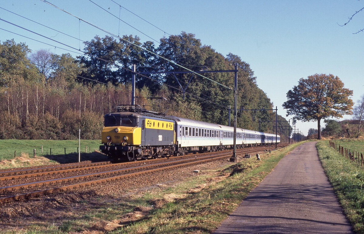 NS 1110 mit Int-2344 (Berlin Zoo - Schiphol) bei Oldenzaal, am 31.10.1997, km 27.3, 12.52u. Scan (Bild 7570, Fujichrome100)