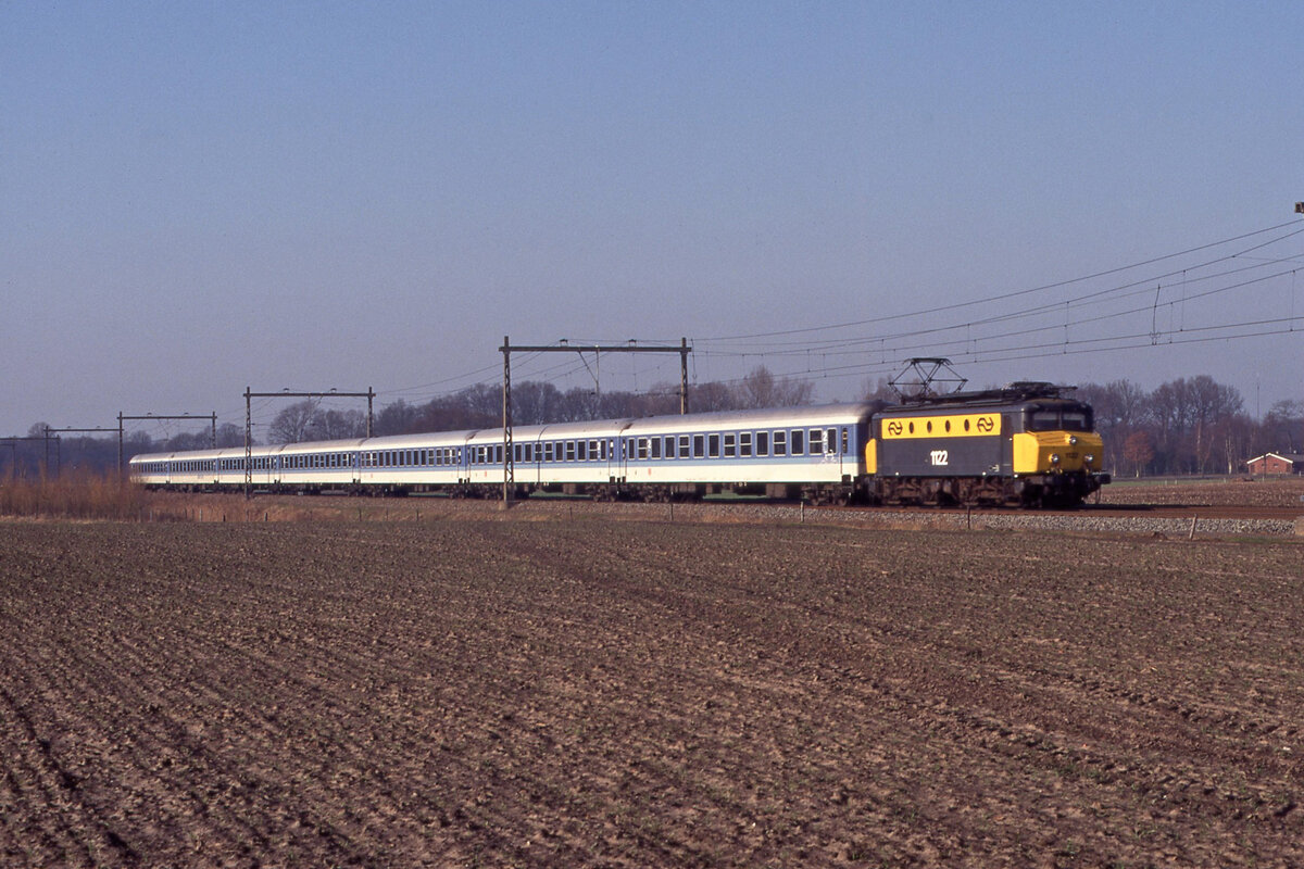 NS 1122 mit Int-2345 (Schiphol - Berlin Zoo) bei Zenderen am 18.02.1998, 14.56u, km 7.5. Ich setze mal keine Geoposition; bin mir nicht sicher an welchen Bahnübergang ich damals stand. Scan (Bild 7598, Fujichrome100).